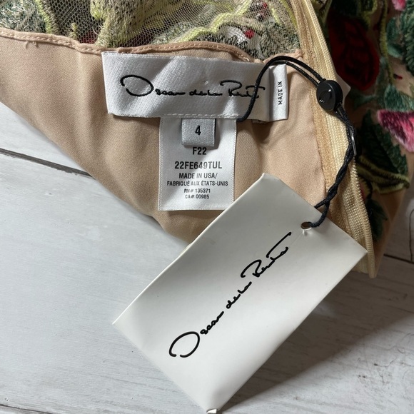 Oscar de la Renta
Embroidered Floral Mini Dress 4 - Picture 6 of 17